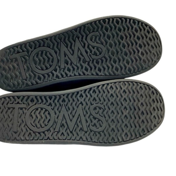 Women’s Toms Fleece Chukka Style Boots - Picture 8 of 9